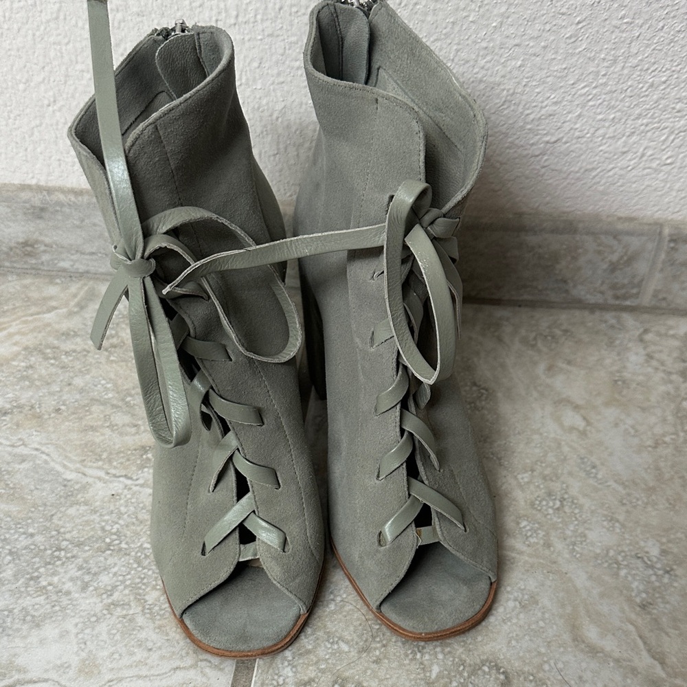 Chinese Laundry Women's Lace-Up Boots in Gray